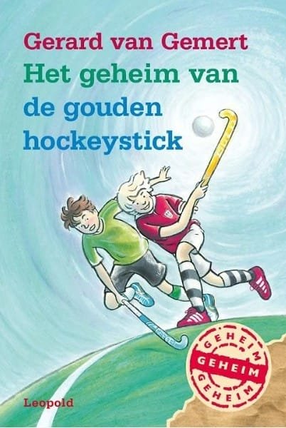 Ontdek het geheim van Mees en zijn hockeyteam in dit spannende kinderboek! 'Het geheim van de gouden hockeystick' is een leuke en opzwepende sportroman geschreven door Gerard van Gemert, perfect voor tieners en young adults die van spanning en avontuur houden. Mees, een van de beste spelers van zijn team, moet wennen aan de komst van Casper, een nieuw talent met een gouden hockeystick. Maar er lijkt iets niet te kloppen... En als Mees op onderzoek uitgaat, leert hij dat vriendschap en doorzettingsvermogen meer tellen dan alleen maar winnen. Dit sportgerichte kinderboek is vol spanning en boodschappen die je leven echt kunnen veranderen! Leer met Mees en zijn team dat samenwerken en teamwork echt belangrijk zijn, maar ook dat je nooit op moet geven als je iets probeert te bereiken. Met 'Het geheim van de gouden hockeystick' word je meegesleept in een wereld vol hockey, vriendschap en overwinningen. Laat je inspireren door dit leuke kinderboek en leer dat jij ook dingen kunt bereiken als je maar hard genoeg wilt werken! 'Het geheim van de gouden hockeystick' is een must-have voor iedereen die van sport, avontuur en spanning houdt. Lees het nu!