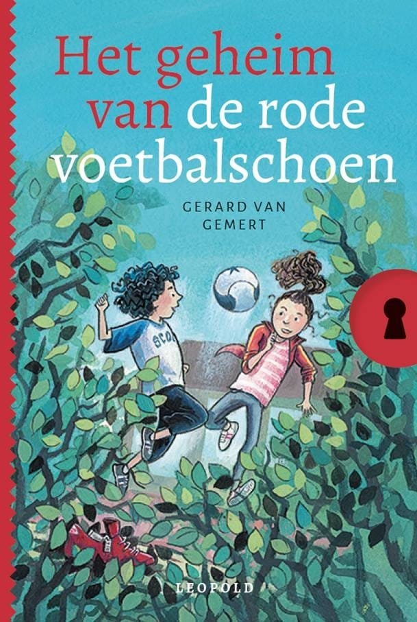 Ontdek het spannende avontuur van Davy en Fabienne in "Het geheim van de rode voetbalschoen"! Dit sportgerichte kinderboek is een must-lezen voor alle tieners die houden van spanning, vriendschap en doorzettingsvermogen.In deze boeiende roman van Gerard van Gemert volgt je Davy, een jonge voetballer met grote ambities. Hij wil zomaar in het eerste van zijn schoolvoetbalteam komen, maar dat is niet makkelijk. Met zijn vriendin Fabienne zoekt hij op het schoolplein naar de perfecte training om zijn doelen te bereiken.Maar dan gebeurt er iets onverwachts! Tijdens een drukke wedstrijd landt de bal in de bosjes, en bij het zoeken ervoor stuiten Davy en Fabienne op een mysterieuze rode voetbalschoen. Met een pasje en sleutel eraan wordt hun leven plotseling heel anders.Zal ze achterhalen wie deze schoen toekomt en waarom hij daar lag? En wat gebeurt er als ze de waarheid weten? "Het geheim van de rode voetbalschoen" is een boeiende sportroman met een sterk thema: vriendschap, doorzettingsvermogen en teamgeest.Lees dit spannende avontuur om te ontdekken wat er gebeurt als je niet opgeeft. Dit kinderboek over sport is perfect voor tieners en young adults die houden van voetbal, hockey of andere teamsporten. De authentieke personages en de realistische uitdagingen maken dit boek tot een must-lezen.Met zijn levendige schrijfstijl zorgt Gerard van Gemert ervoor dat je meesleurt in het avontuur van Davy en Fabienne. Laat je zelfs door hen inspireren om nooit op te geven en de moeilijkheden aan te pakken met teamgeest en vriendschap.Hoe ver zal hun onderzoek voortgaan? Ga naar "Het geheim van de rode voetbalschoen" om het spannende einde te lezen!