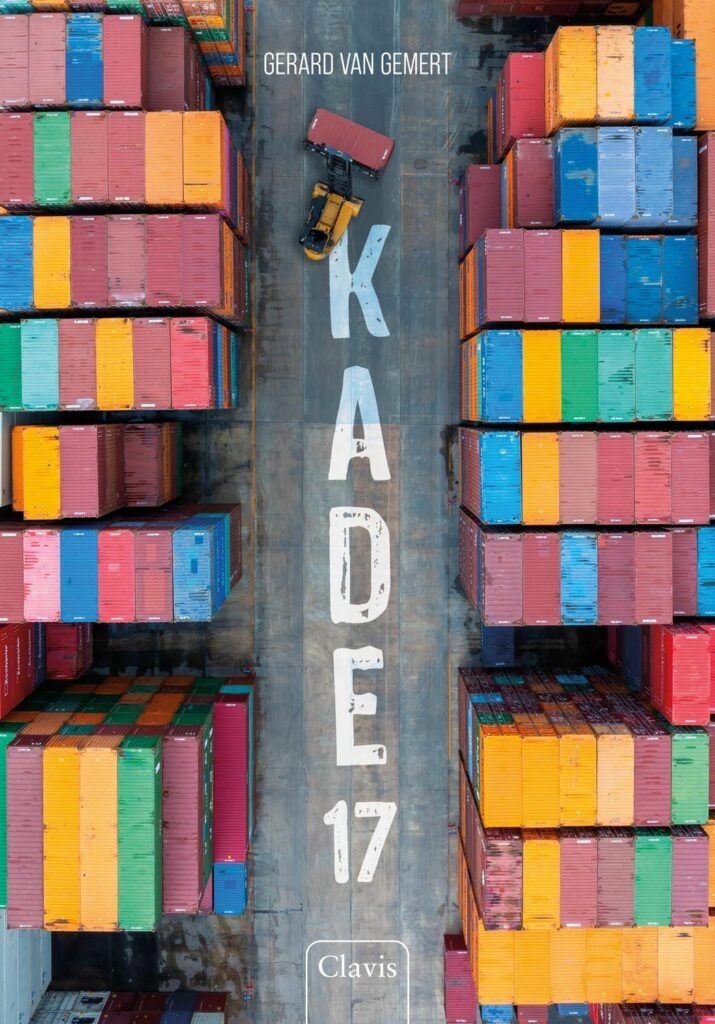 Boekomslag van Kade 17 door Gerard van Gemert: luchtfoto van een containerhaven met rijen kleurrijke zeecontainers aan weerszijden van een betonnen rijstrook, met de titel verticaal gespeld op het wegdek. Een havenkraan rijdt door het midden. Uitgegeven door Clavis.